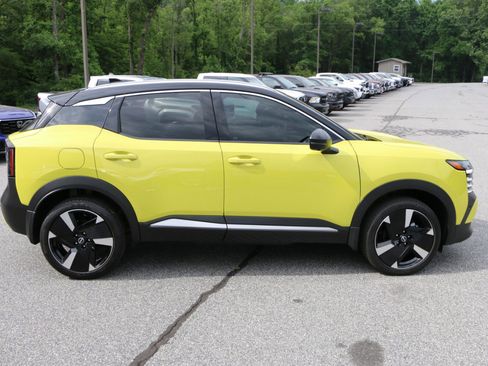Used 2025 Nissan Kicks SR AWD/4WD image 9