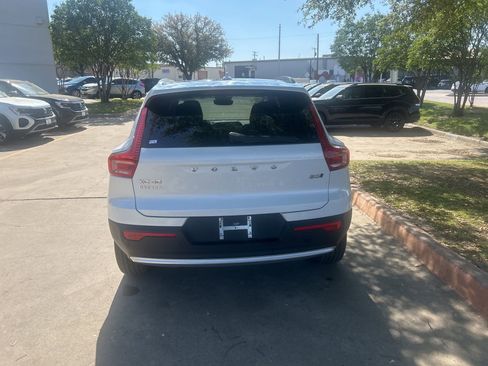 Certified 2025 Volvo XC40 B5 Core image 5