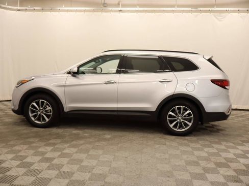Used 2018 Hyundai Santa Fe SE image 2