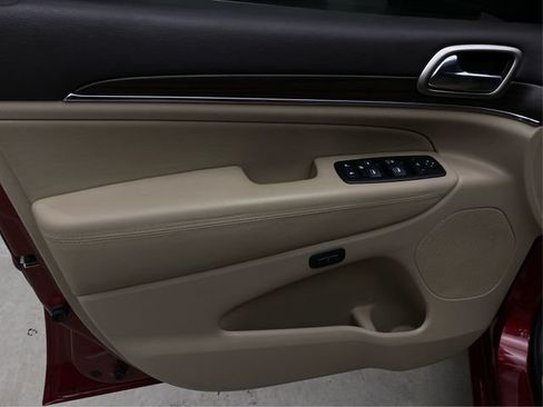 Used 2014 Jeep Grand Cherokee Overland AWD/4WD image 26