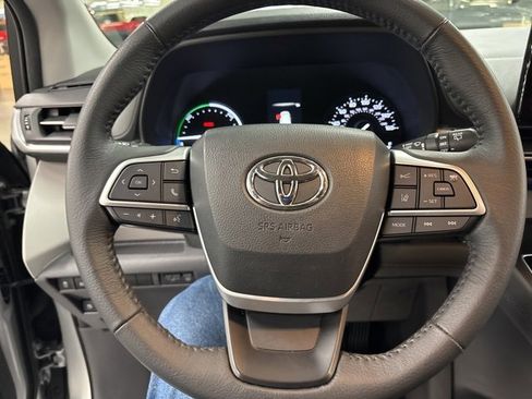 Certified 2022 Toyota Sienna XLE image 25