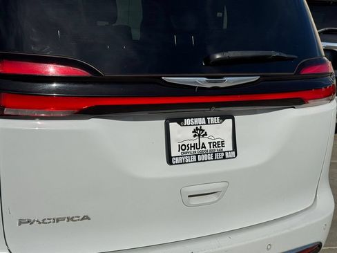 Used 2022 Chrysler Pacifica Touring-L FWD image 13