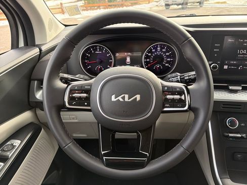 Used 2024 Kia Carnival LX image 20