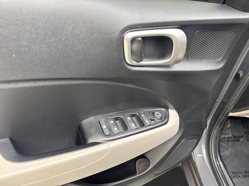 Used 2025 Hyundai Venue SEL FWD image 31