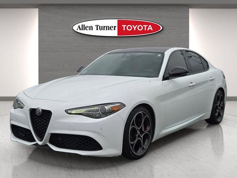 Used 2022 Alfa Romeo Giulia Veloce RWD image 3