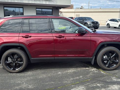 Used 2025 Jeep Grand Cherokee Limited w/ Luxury Tech Group II AWD/4WD image 9