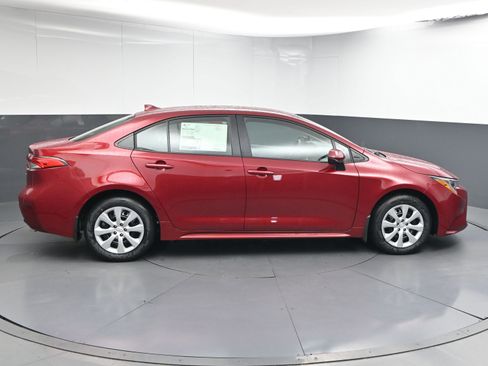 Used 2025 Toyota Corolla LE FWD image 9