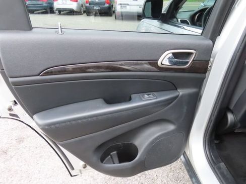 Used 2012 Jeep Grand Cherokee Laredo w/ Laredo E Group AWD/4WD image 11