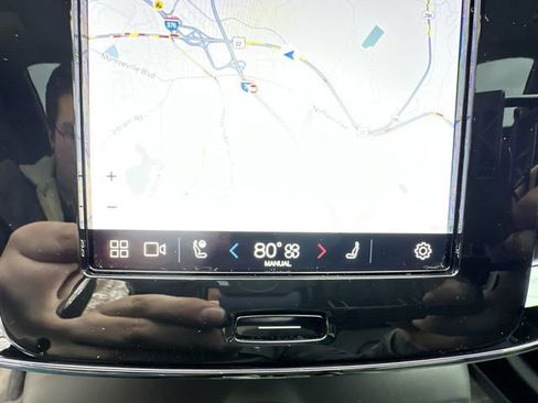 Used 2023 Volvo XC40 B5 Plus w/ Climate Package image 20