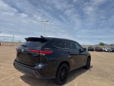 Used 2022 Toyota Highlander L FWD image 17