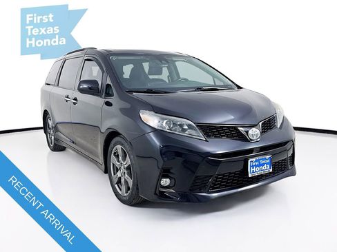 Used 2020 Toyota Sienna SE w/ SE Preferred Package image 1