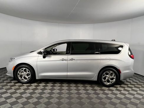 Used 2024 Chrysler Pacifica Limited image 9