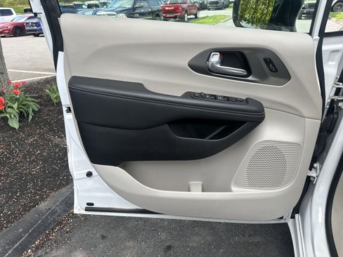 Used 2024 Chrysler Pacifica Touring-L FWD image 16