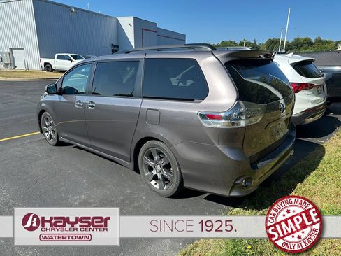 Used 2015 Toyota Sienna SE FWD image 3