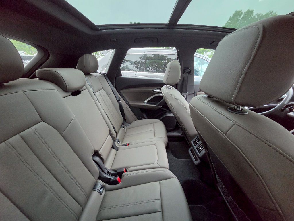Used 2025 Audi Q5 Premium w/ Convenience Package AWD/4WD image 9