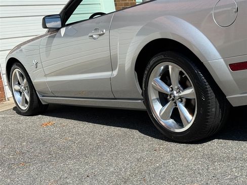 Used 2009 Ford Mustang GT RWD image 25