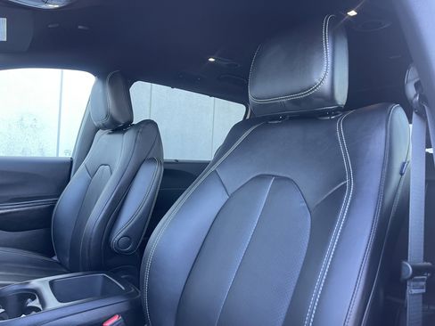New 2026 Chrysler Pacifica Select image 18