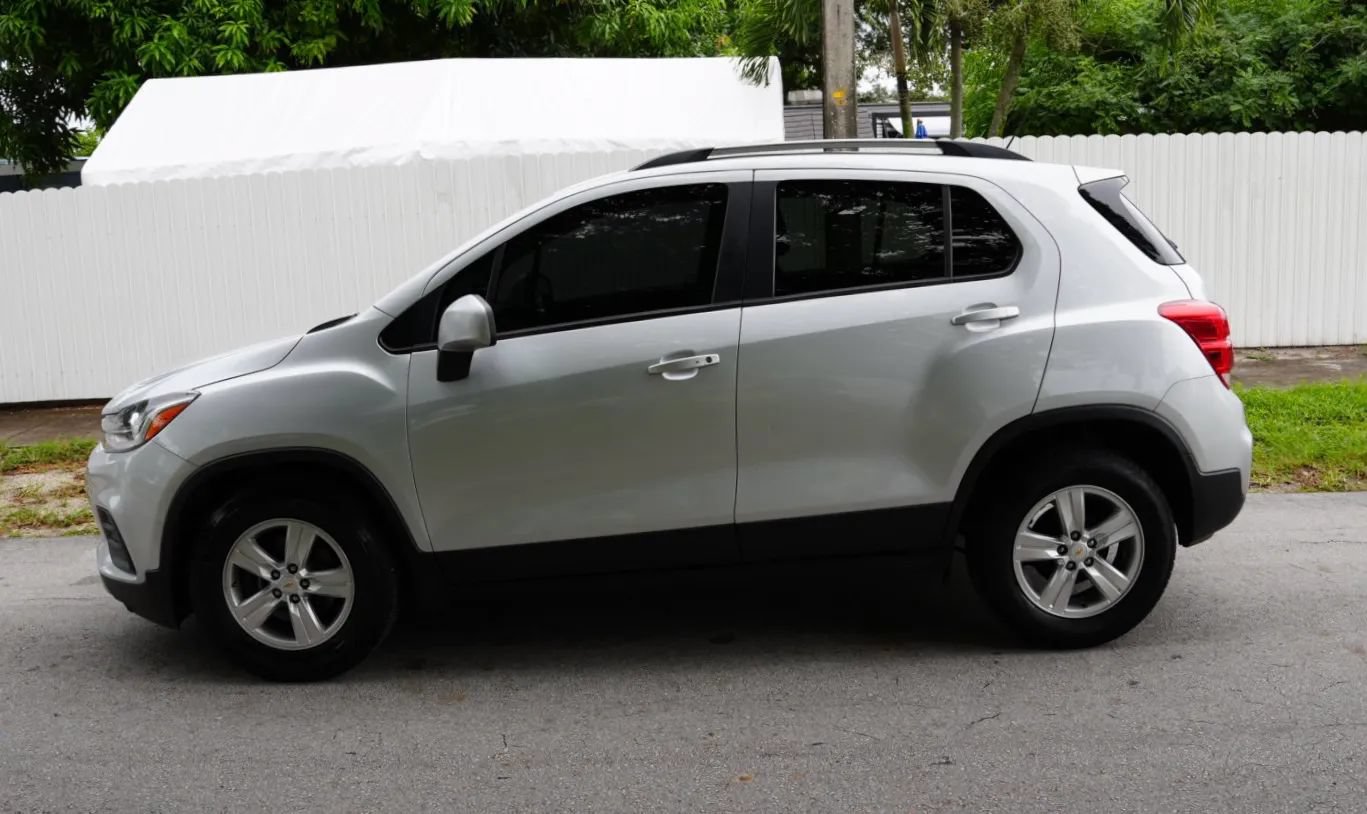Used 2021 Chevrolet Trax LT w/ LT Convenience Package FWD image 3