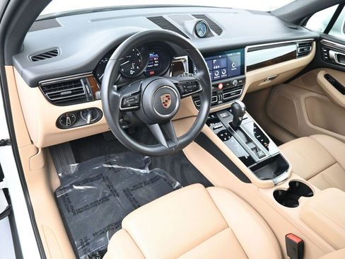 Certified 2024 Porsche Macan image 4