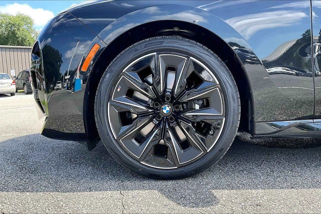 Used 2026 BMW 760i xDrive w/ Executive Package AWD/4WD image 35