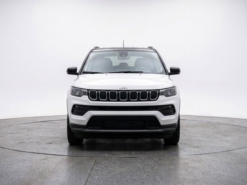 Used 2025 Jeep Compass Latitude AWD/4WD image 2
