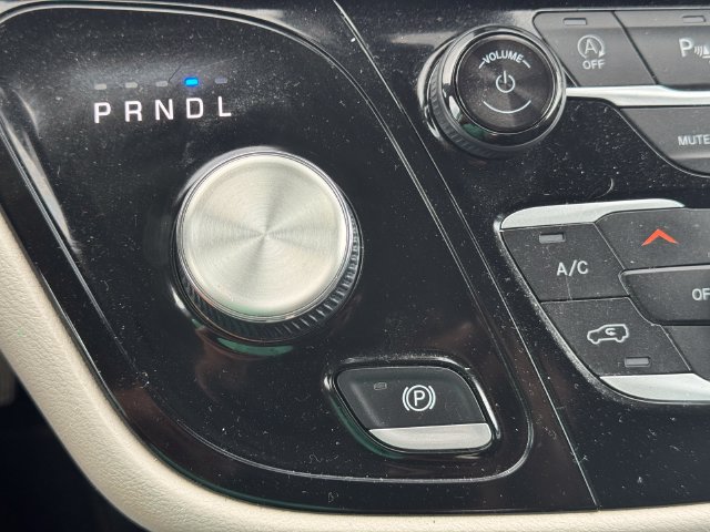 Certified 2024 Chrysler Pacifica Touring-L FWD image 34