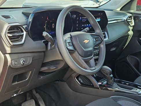 Used 2025 Chevrolet TrailBlazer LT FWD image 2