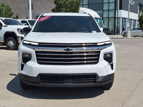 Used 2025 Chevrolet Traverse LT w/ Driver Confidence Package AWD/4WD image 9