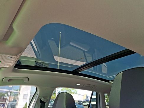 Used 2026 Volkswagen Tiguan SE w/ Panoramic Sunroof Package AWD/4WD image 14