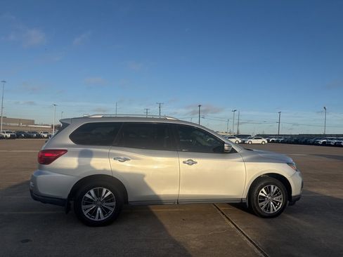 Used 2020 Nissan Pathfinder SV w/ Cargo Package image 8