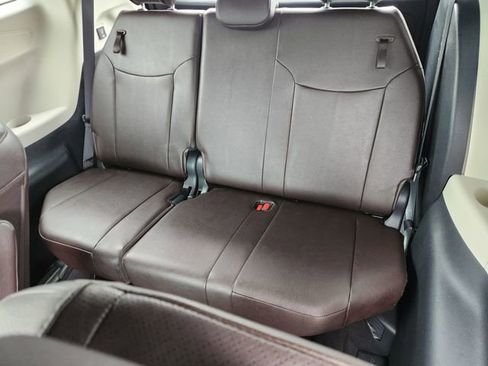 Certified 2024 Toyota Sienna Platinum FWD image 27