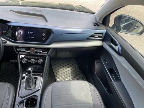 Used 2024 Volkswagen Taos SE w/ Panoramic Sunroof Package FWD image 8