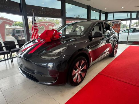 Used 2025 Tesla Model Y Long Range AWD/4WD image 3