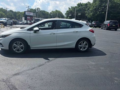 Used 2017 Chevrolet Cruze LT w/ Convenience Package FWD image 4