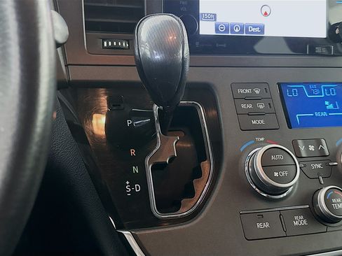 Used 2017 Toyota Sienna SE w/ SE Preferred Package FWD image 24