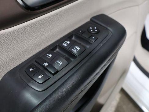 Used 2023 Chrysler Voyager LX image 14