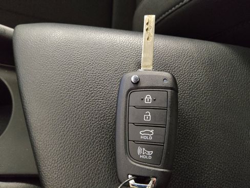 Used 2025 Hyundai Elantra SE FWD image 32