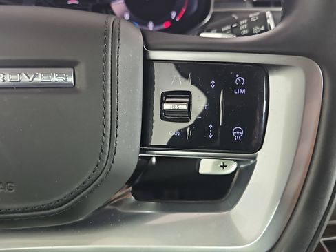 Used 2025 Land Rover Range Rover SE image 17