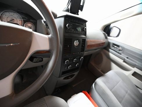 Used 2008 Chrysler Town & Country LX image 3