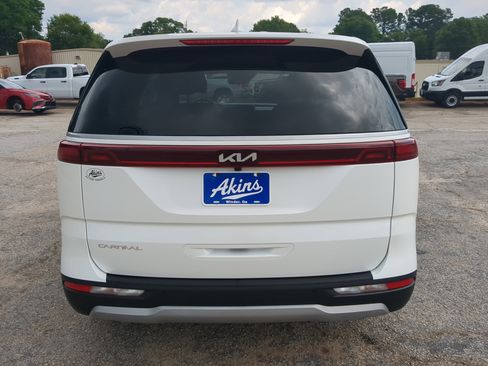 Used 2023 Kia Carnival LX FWD image 4