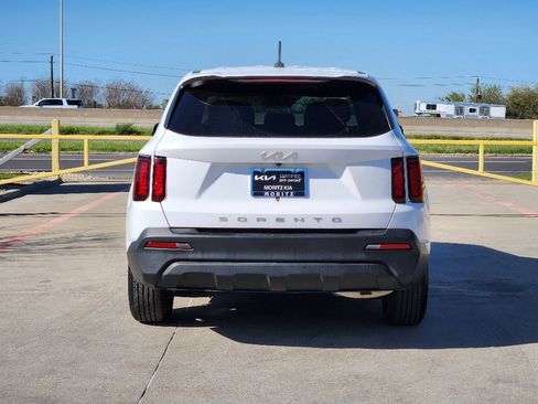 Certified 2022 Kia Sorento LX image 5