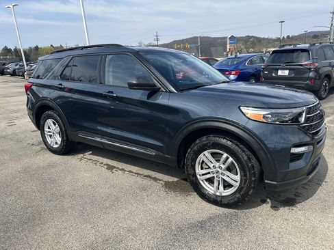 Used 2022 Ford Explorer XLT w/ Equipment Group 202A image 3