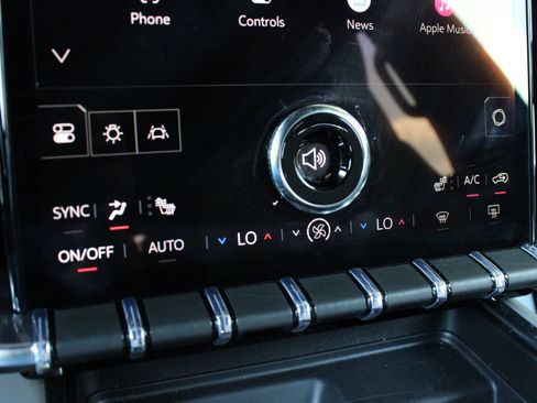 Used 2026 GMC Acadia Elevation w/ Elevation Premium Package FWD image 39