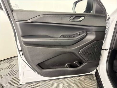 Used 2023 Jeep Grand Cherokee Laredo RWD image 8