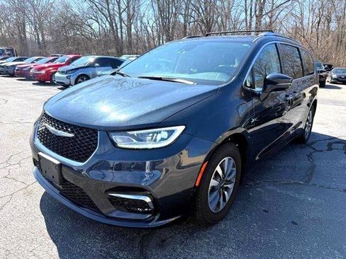 Used 2021 Chrysler Pacifica Touring-L w/ Uconnect Theater Family Group image 5