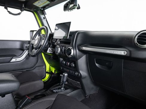 Used 2016 Jeep Wrangler Unlimited Sahara w/ Connectivity Group image 25