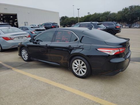 Used 2020 Toyota Camry LE image 3