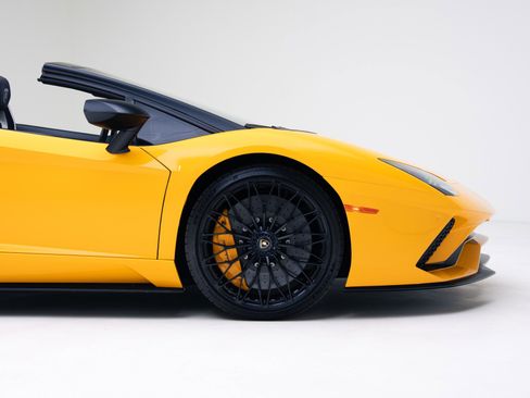 Used 2018 Lamborghini Aventador S image 22