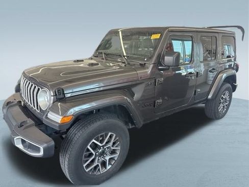 Used 2025 Jeep Wrangler Unlimited Sahara AWD/4WD image 4