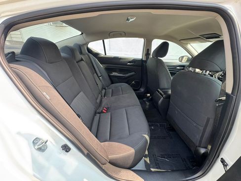 Used 2025 Nissan Altima 2.5 SV FWD image 12